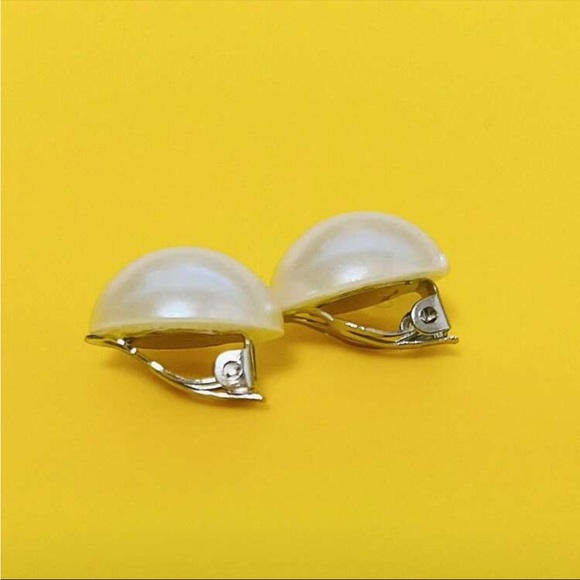 Elegant Pearl Stud Earrings - Picture 5 of 6